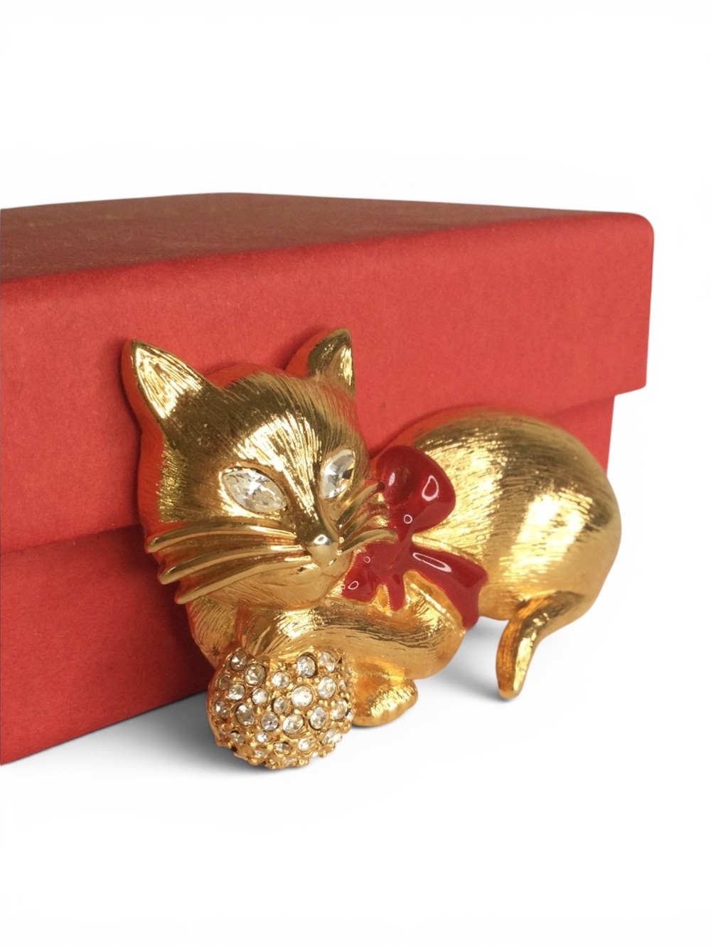 Vintage NAPIER Textured Gold‑Tone Christmas Cat Brooch with Rhinestone Ball - Picture 5 of 10